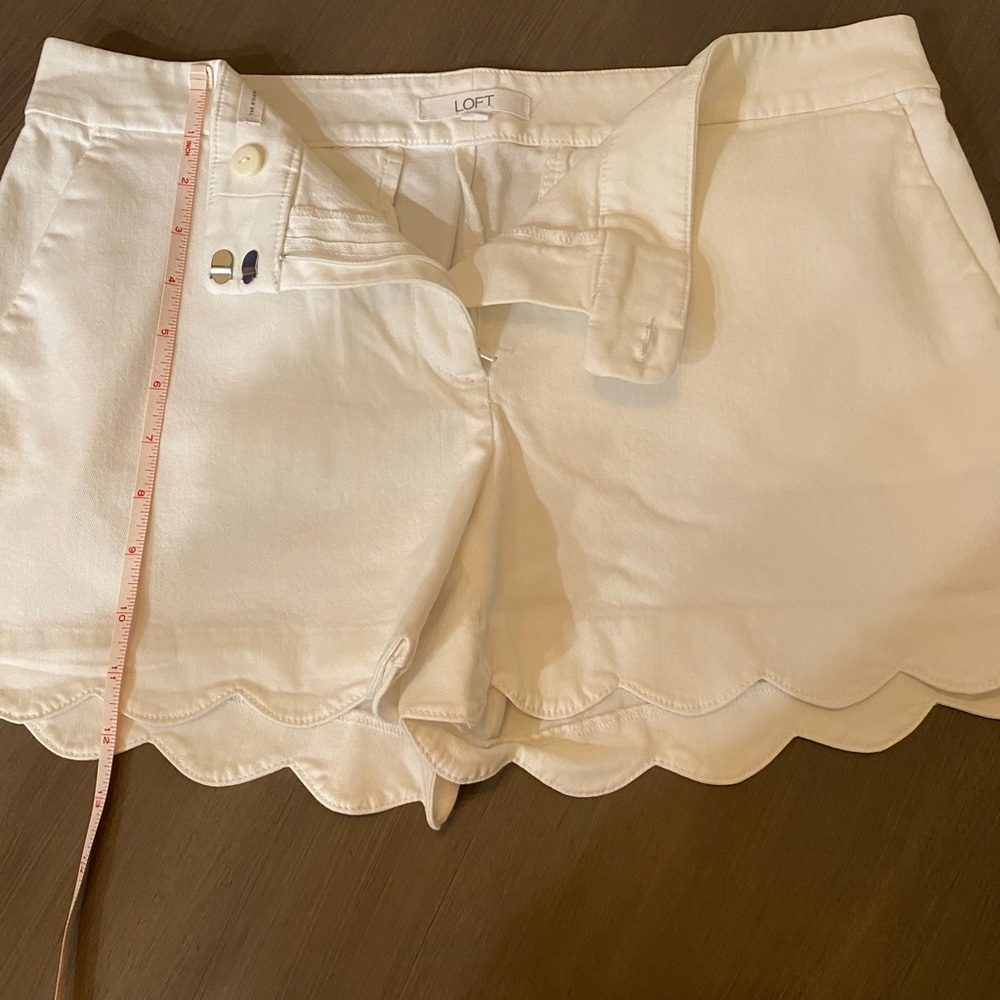 Ann Taylor LOFT shorts white, Size 8, Scalloped Edge